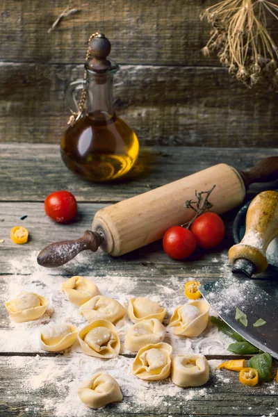 Pasta ravioli su farina — Foto Stock