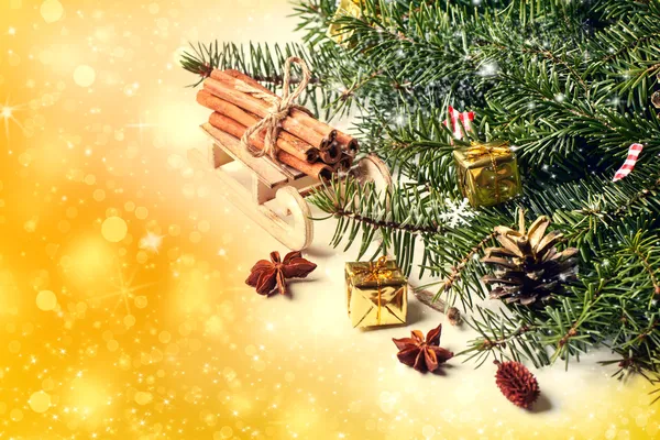 Cartão de Natal com trenó e canela — Fotografia de Stock