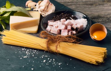 Spagetti carbonara alla için malzemeler