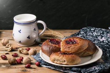 piatto di panini e tazza di latte od