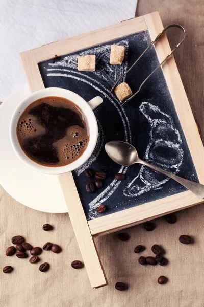 Tableau noir avec café et sucre — Photo