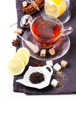 beyaz üzerine limon ile çay