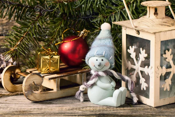 Kerst lantaarn met kerstboom en sneeuwpop — Stockfoto