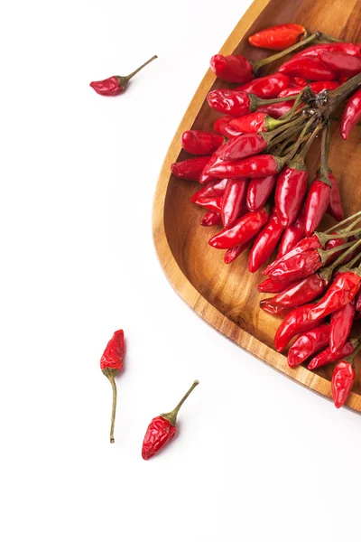 Rode hot chili peppers over Wit — Stockfoto