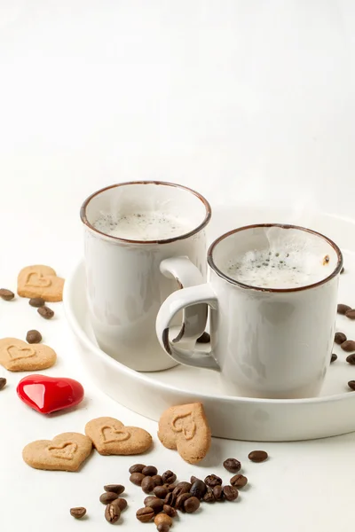 Schlepptau Tasse Cappuccino mit Keksen als Herzen — Stockfoto