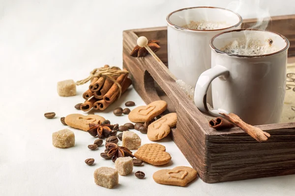 Schlepptau Tasse Cappuccino mit Keksen als Herzen — Stockfoto