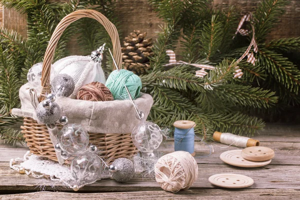 Christmas toys with ball of threads — Stock Photo, Image