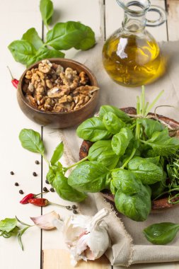 fesleğen, fındık ve zeytin yağı