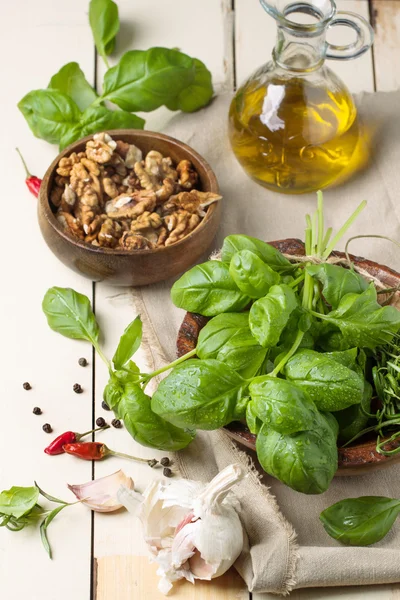 Albahaca, frutos secos y aceite de oliva —  Fotos de Stock