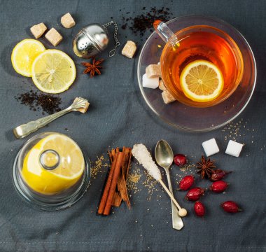 şeker ve baharat ile çay