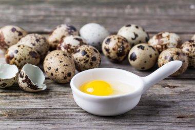 ahşap üzerine bıldırcın yumurtası