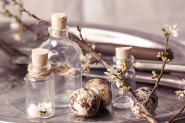 şişeleri ve bıldırcın yumurtası ile Paskalya iç