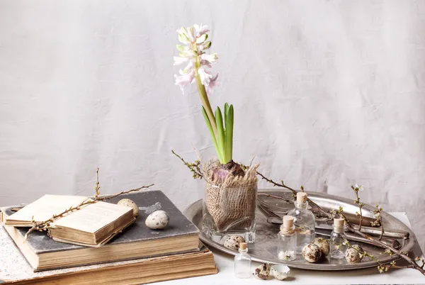 Interior de Pascua con flores y libros antiguos —  Fotos de Stock