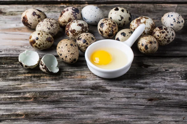 Quail eggs over wood — Stock Photo, Image
