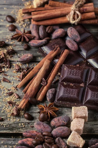 Dark chocolate with cocoa beans — Stock Photo, Image