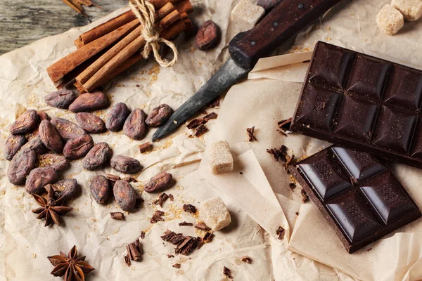 Chocolate escuro com grãos de cacau — Fotografia de Stock