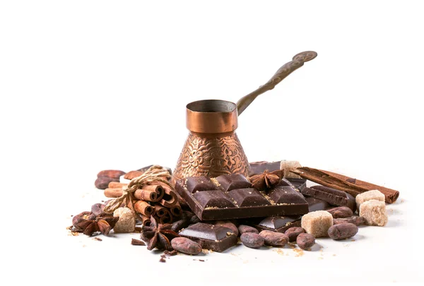 Dunkle Schokolade mit Kakaobohnen — Stockfoto