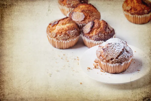 Muffin di zucchero su sfondo strutturato — Foto Stock