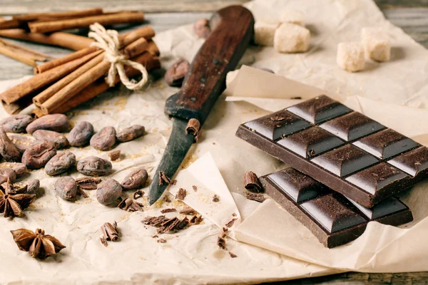 Dark chocolate with cocoa beans — Stock Photo, Image