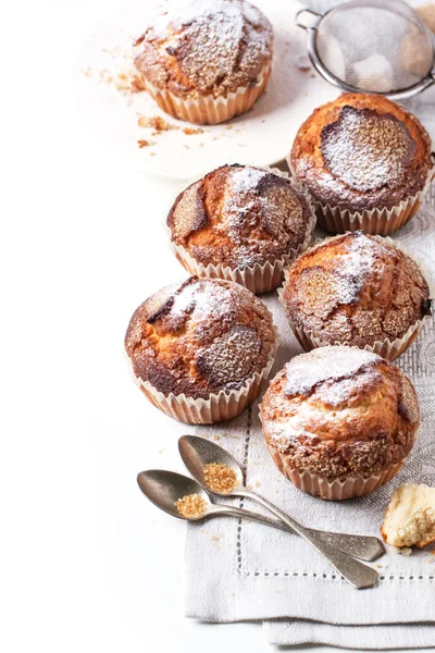 Muffins caseiros sobre branco — Fotografia de Stock