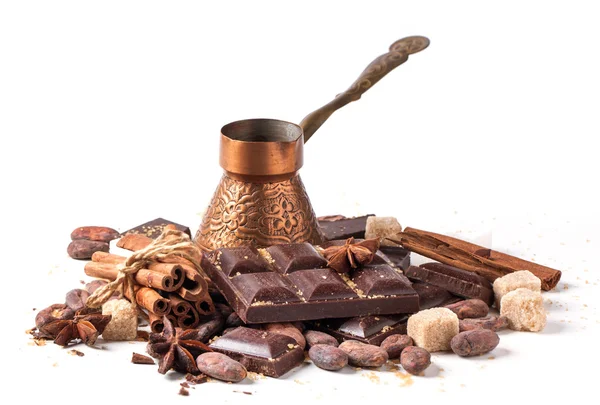 暗いチョコレートおよびココア豆銅 cezve — ストック写真
