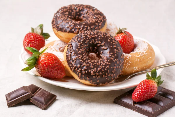 Chocolate donuts with fresh strawberries — Stock Photo, Image