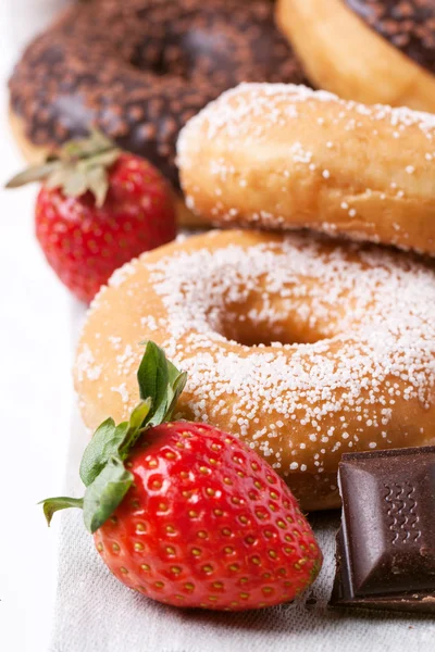 Chocolate donuts with fresh strawberries — Stock Photo, Image