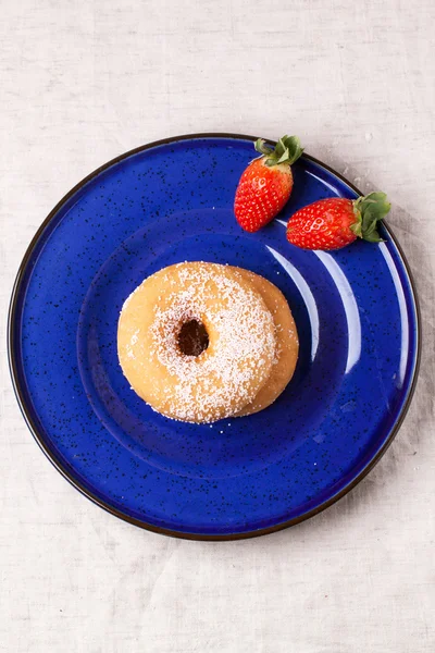 Suiker donuts met verse aardbeien — Stockfoto