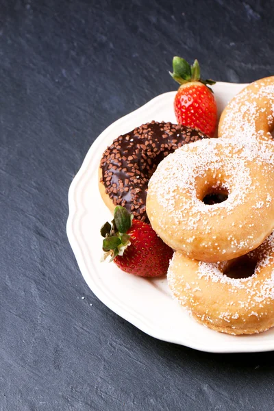 Donuts with fresh strawberries — Stock Photo, Image