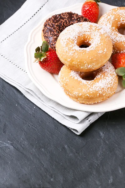 Donuts mit frischen Erdbeeren — Stockfoto