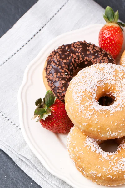Donuts with fresh strawberries — Stock Photo, Image