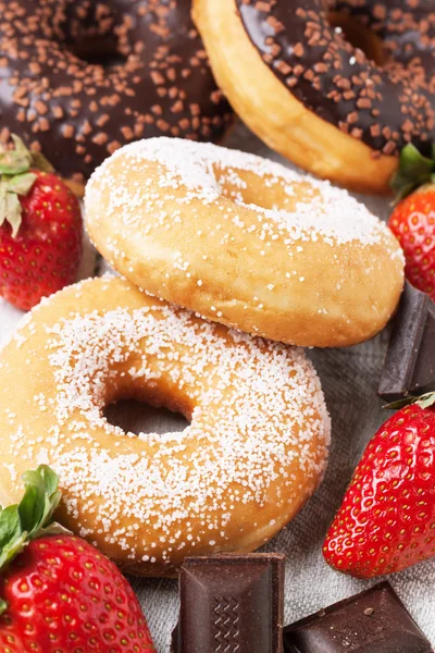 SchokoladenDonuts mit frischen Erdbeeren — Stockfoto