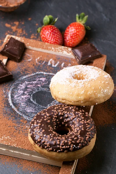 Donuts with fresh strawberries and chocolate — Stock Photo, Image