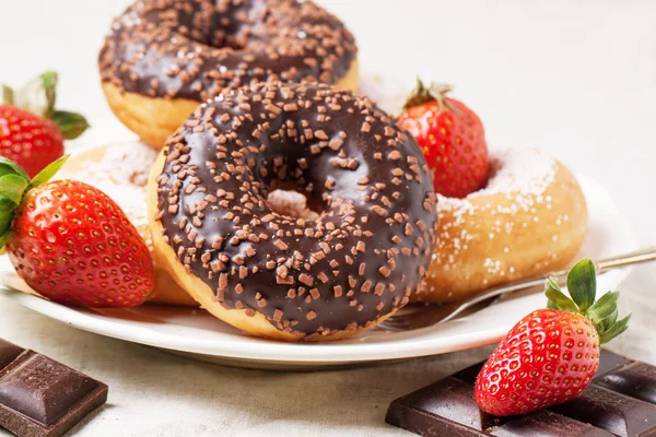 Chocolate donuts with fresh strawberries — Stock Photo, Image