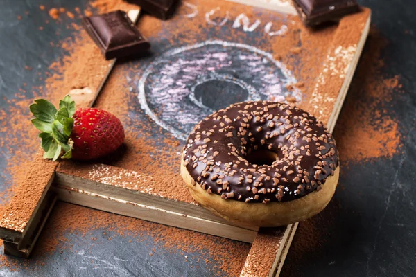 Пончики со свежей клубникой и шоколадом — стоковое фото