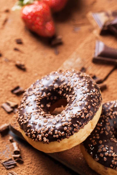 Donuts con fresas frescas y chocolate —  Fotos de Stock