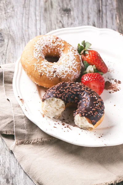 Donuts with fresh strawberries — Stock Photo, Image