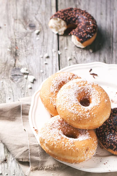 Donuts über Holzgrund — Stockfoto