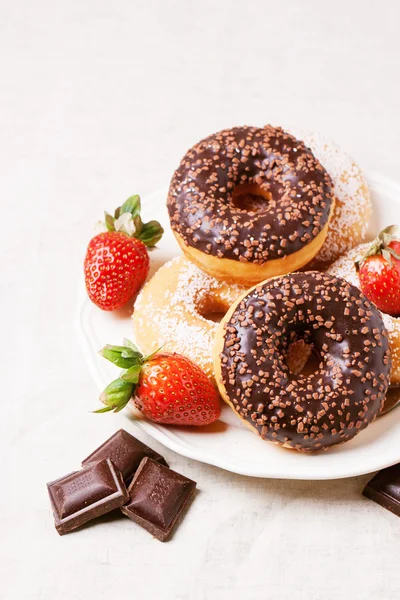 Chocolate donuts with fresh strawberries — Stock Photo, Image