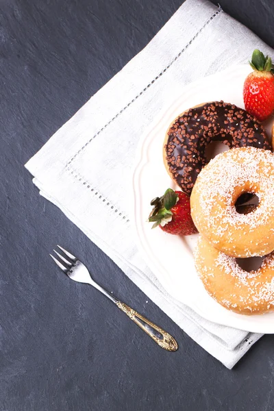 Donuts with fresh strawberries — Stock Photo, Image