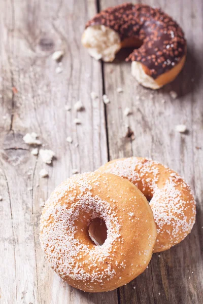 Donuts über Holzgrund — Stockfoto