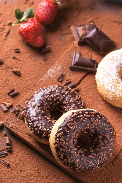 Donuts con fresas frescas y chocolate —  Fotos de Stock