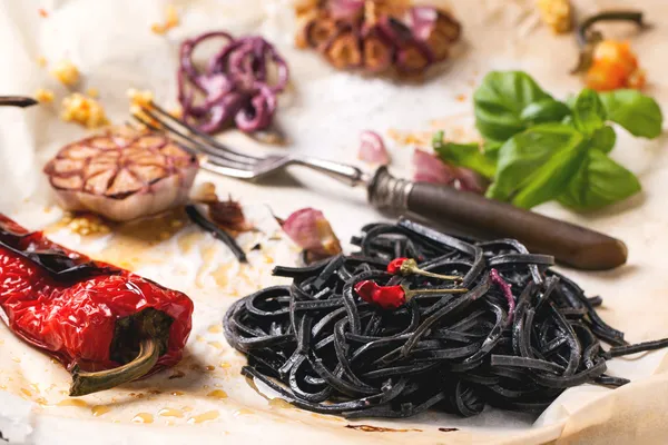 野菜のグリル添え黒スパゲッティ — ストック写真