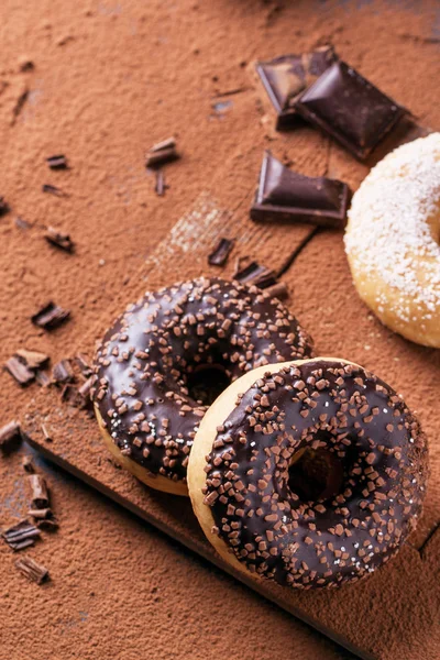 Donuts con cacao en polvo y chocolate —  Fotos de Stock
