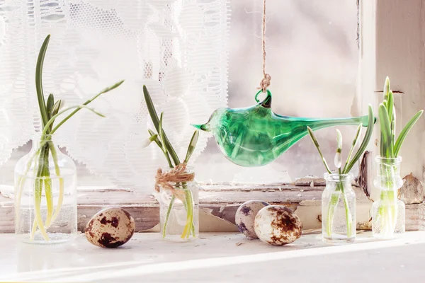Easter interior with snowdrops and quail eggs — Stock Photo, Image