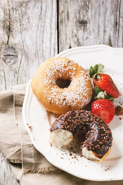 Donuts with fresh strawberries — Stock Photo, Image