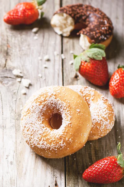 Donuts with fresh strawberries — Stock Photo, Image