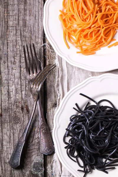 Black and orange spaghetti — Stock Photo, Image