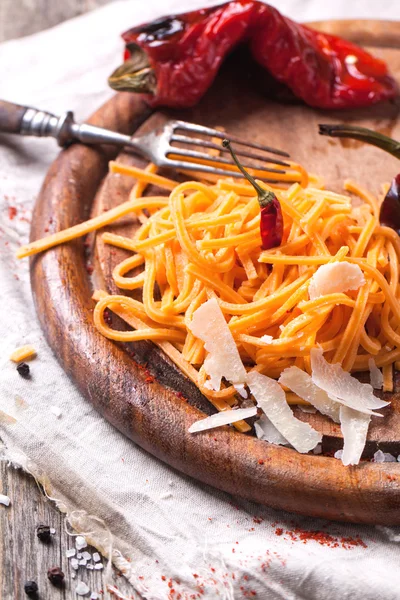オレンジ色のトマトのスパゲティ — ストック写真
