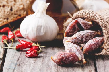 bir çuvalın içinde sosis